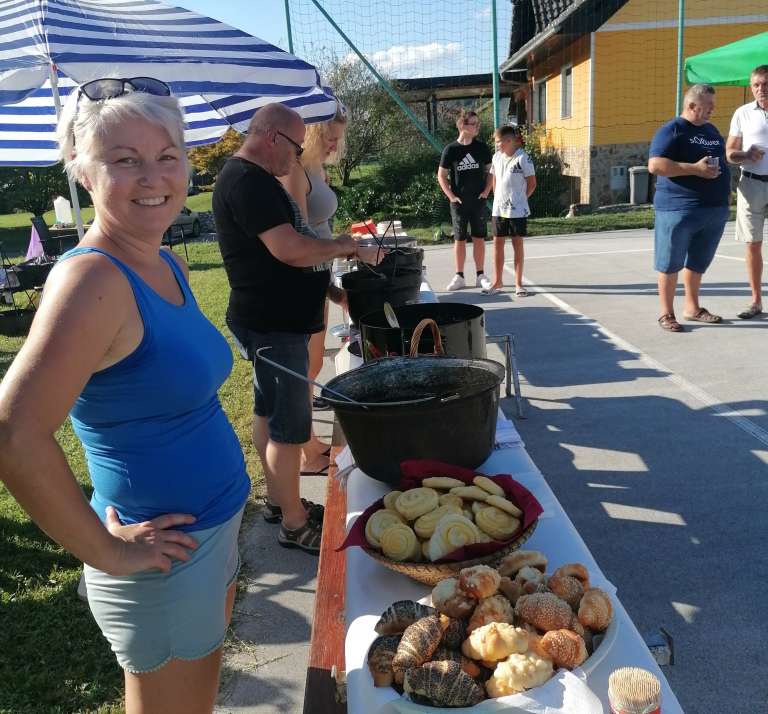 orehovcani_so_pripravili_dobrote_ob_blagoslovu_prenovljene_kapelice.jpg