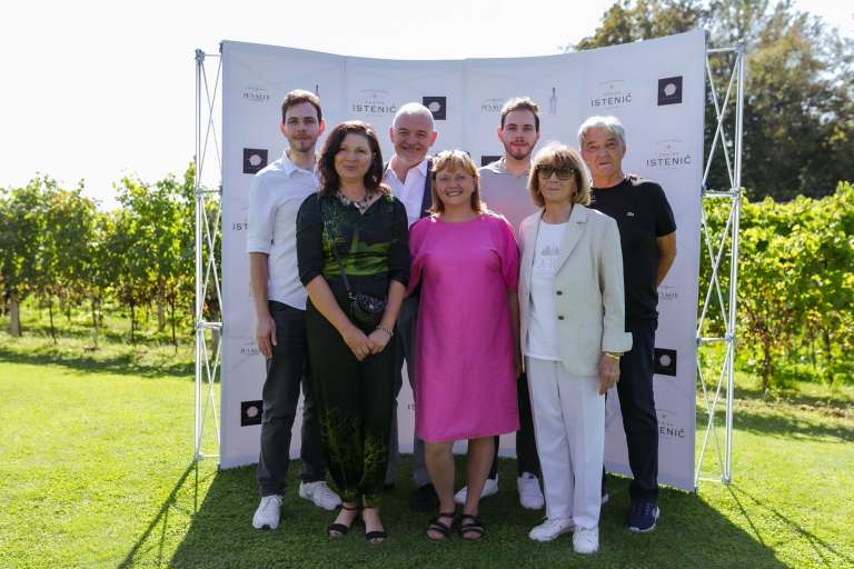 Družina Istenič_Mark, Barbara, Miha, Svetlana, Nik, Mihaela, Janez.jpg