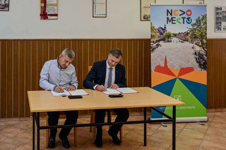 podpis_pogodbe___jurna_vas.jpg