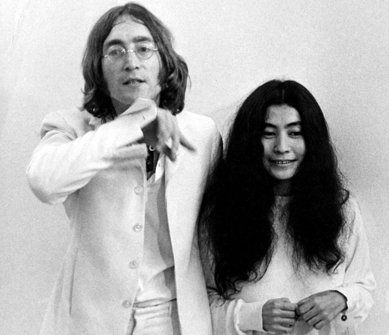 Yoko Ono in John Lennon sta s svojo umetnostjo in mirovnim aktivizmom zaznamovala svet – zdaj je njeno delo znova v središču pozornosti.