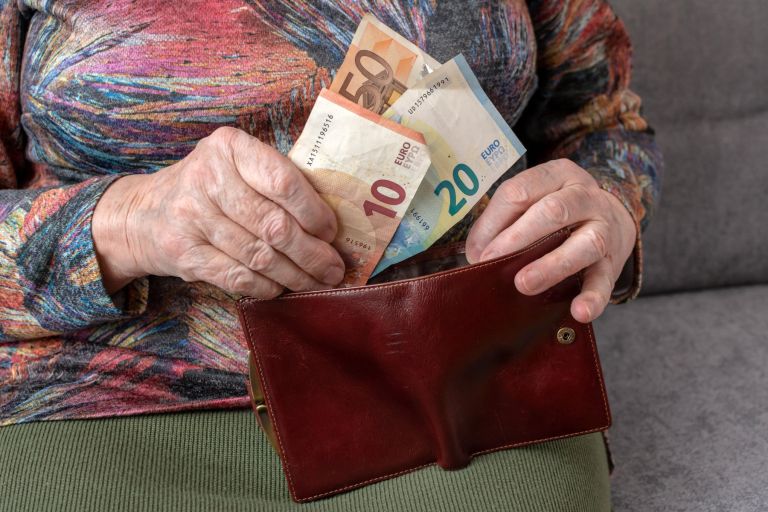 denar, upokojenka, starejši, upokojenci, penzija.jpg