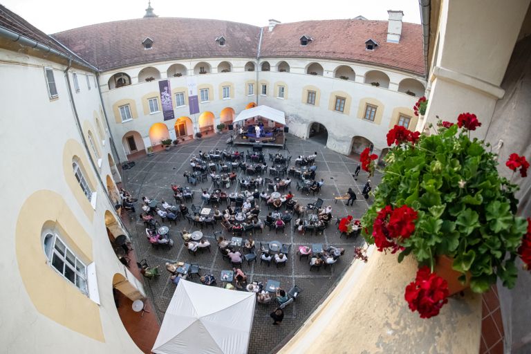 daniel-caccia-&-organ-trio, daniel-caccia, skrito-na-grajskem-dvorišču, soboško-poletje