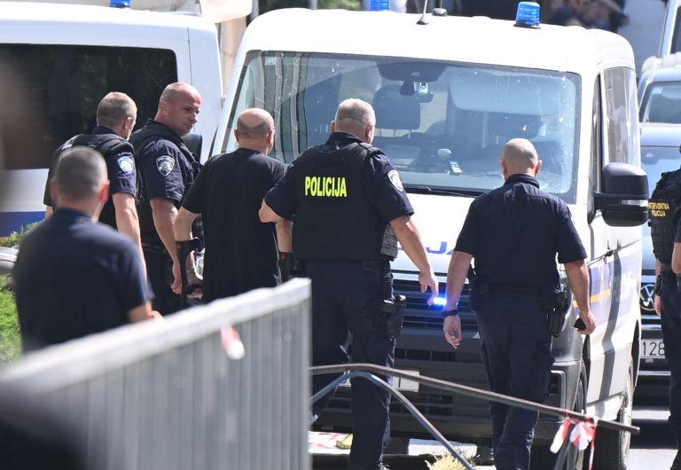 hrvaška-policija, kbc-zagreb, aretacija, moški-s-pištolo