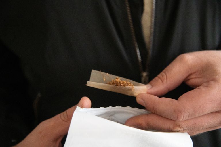 simbolična, tobak, zvijanje-tobaka, cigaret, cigarete, kajenje, rizla, rizle, zavitki