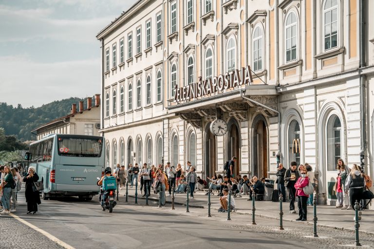 avtobus, postaja-ljubljana, potniki, javni-promet