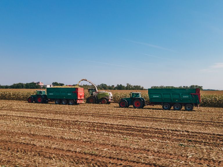 simbolična, žetev, kmetijstvo, dron, traktor, kombanj, polje, koruza