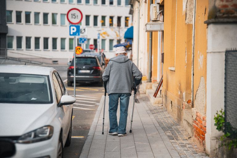 simbolična, starejši-ljudje, upokojenci, invalidi, invalid, bergla, bergle