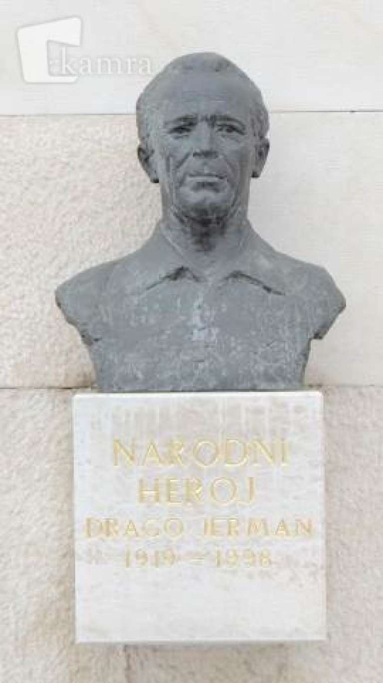 _spomenik_pred_kulturnim_domom.jpg