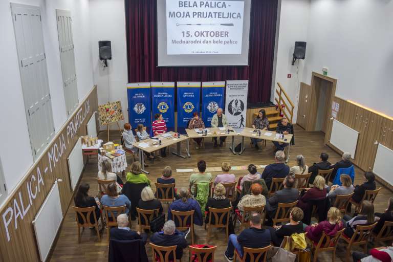 bela-palica, okrogla-miza
