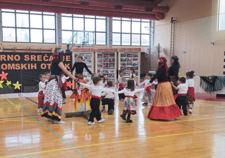 tradicionalno-»kulturno-srečanje-romskih-otrok«, oš3