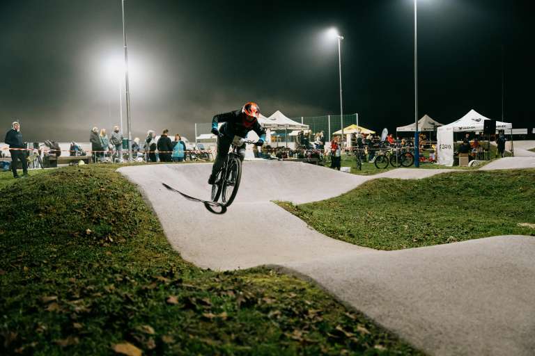 nočna-drika-apače, mtb, kolesarska-dirka, halloween