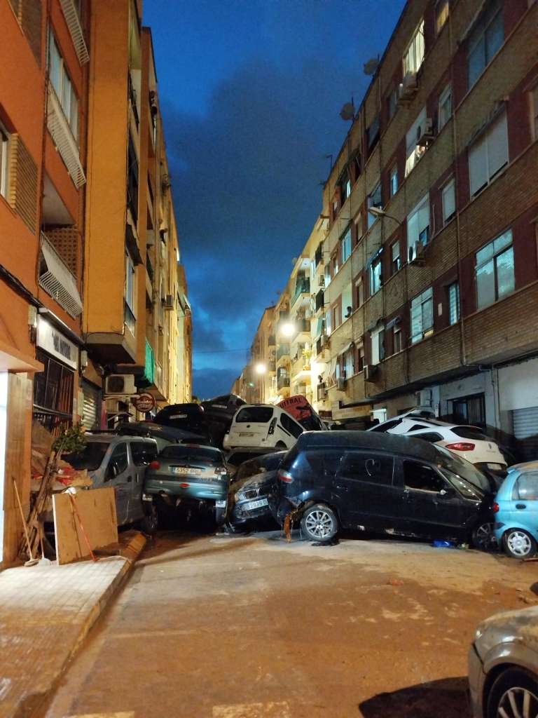 poplave18. Avtomobili, ki jih je nagrmadila reka..jpg