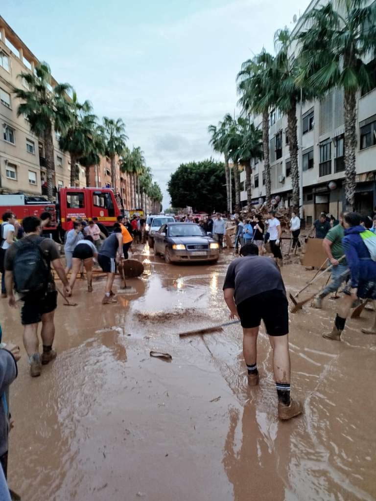 poplave15. Prostovoljci čistijo ulico..jpg