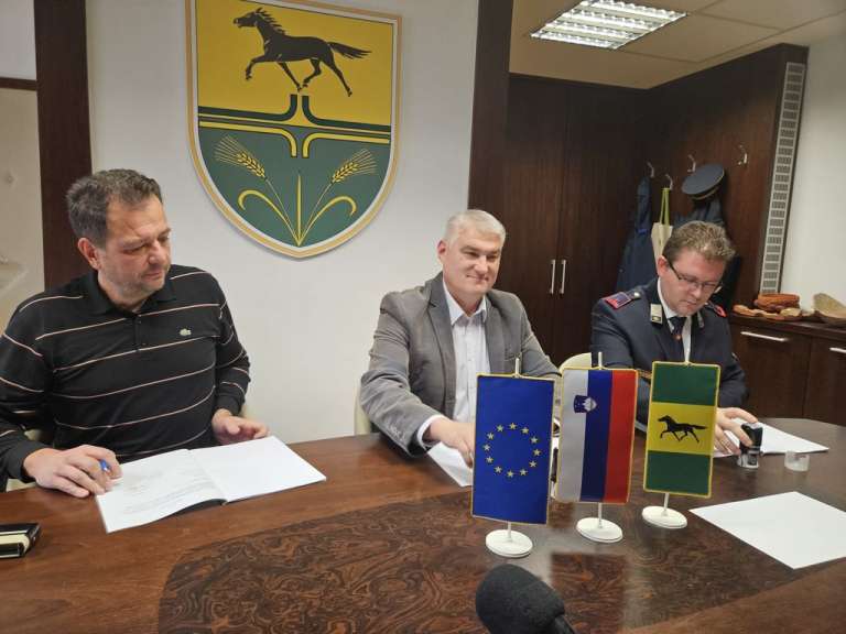 obcina-krizevci, pgd-vucja-vas, gasilsko-vozilo, podpis-pogodbe