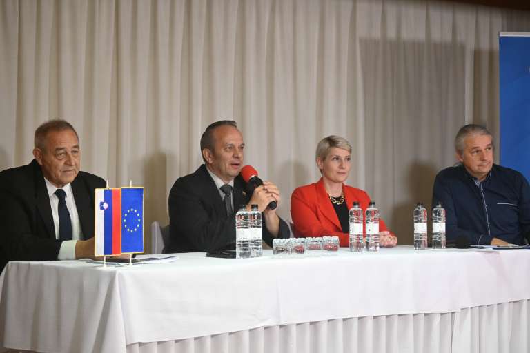 okrogla-miza, restavracija-čarda, branko-grims, jasmina-opec-vöröš, alojz-glavač