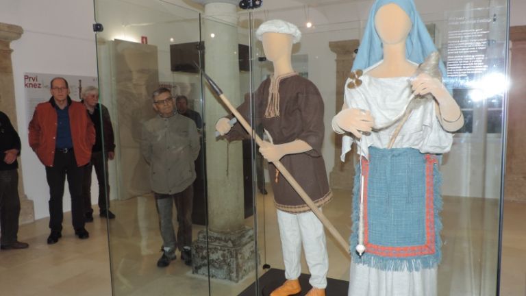 1555584333_mh-razstava_gospodarji_prehodov.jpg