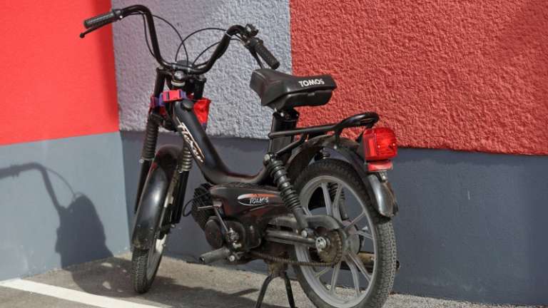 1492090294_cg_moped.jpg