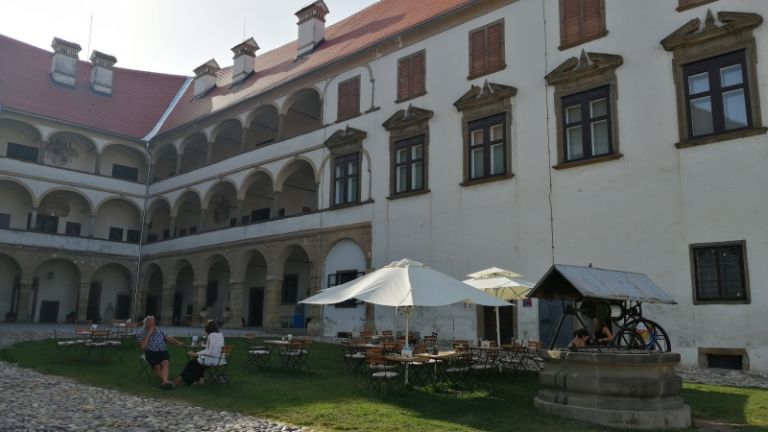 1567685140_dz-grajska_restavracija1.jpg