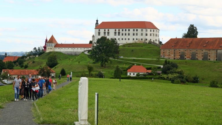 1614608094_cg_ptuj_turisti.jpg
