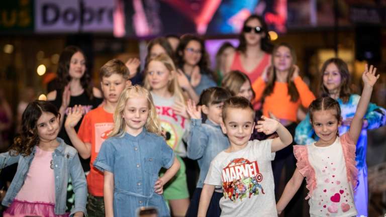 1680358935_modna_revija.jpg