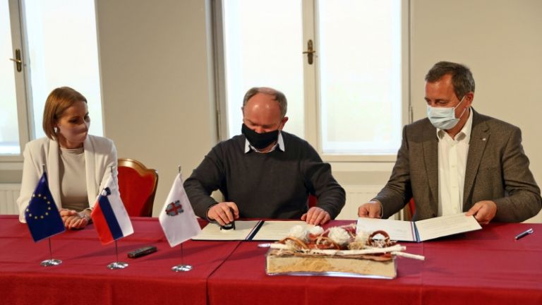 1622730728_cg_podpis_pogodbe_td_ptuj_soncna_ura.jpg