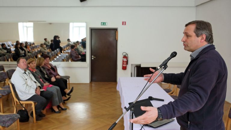 1464268473_cg_druzinske_kmetije_okrogla_miza.jpg