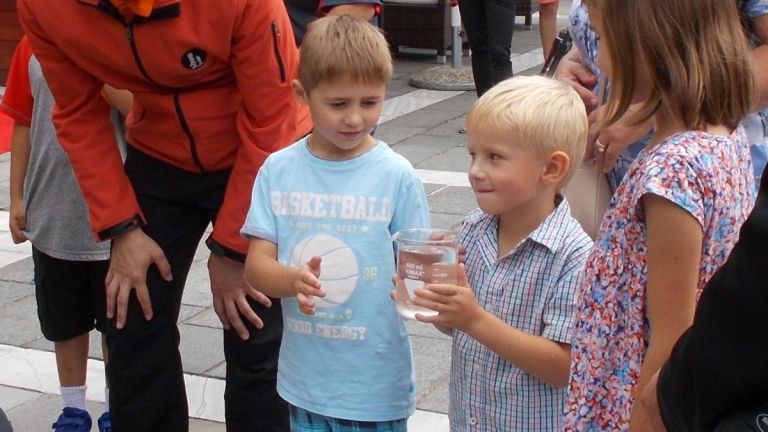 1471423579_2_-_naključni_obiskovalci_so_si_previdno_podajali_kozarec_čiste_jamske_vode._vsaka_kaplji