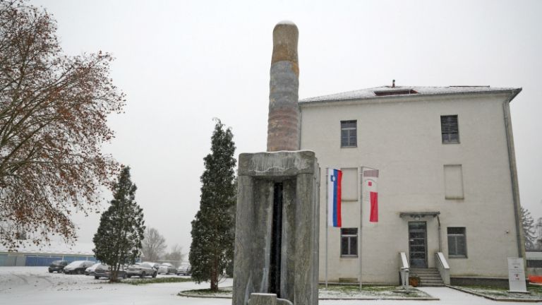 1607002301_cg_osamljen_pomnik_spomenik_vojasnica.jpg