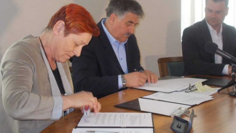 1494060092_ml-podpis_pogodbe.jpg