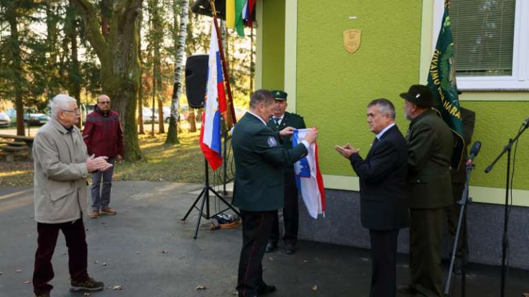 1575914912_cg_spominska_plosca_drstelja.jpg