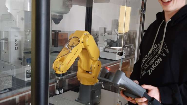 1679320125_ek_strojna_robot.jpg