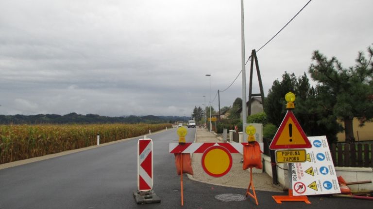 1505924780_em_zapora_ceste_pobrezje.jpg