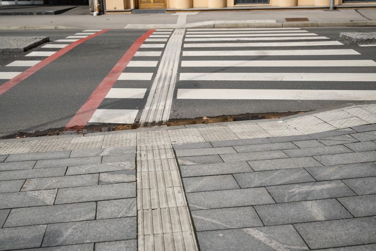 simbolična, taktilne-označbe, invalidi, za-slepe, slepi, invalide, prehod-za-pešce