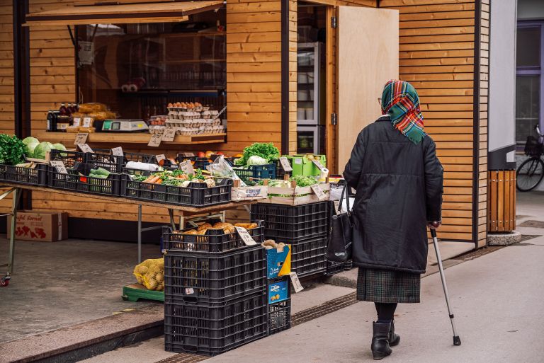 simbolična, tržnica, prodaja-zelenjave, zelenjava, živila, nakupovanje, upokojenci, invalidi