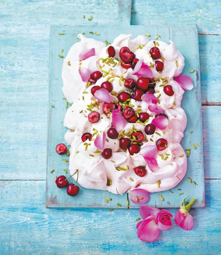 Pavlova s češnjami, vrtnicami in pistacijami