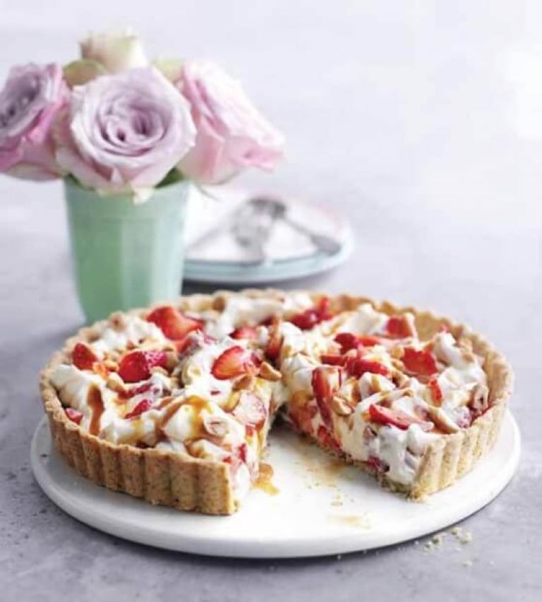 jagodna-pita-z-lesniki-in-karamelno-omako