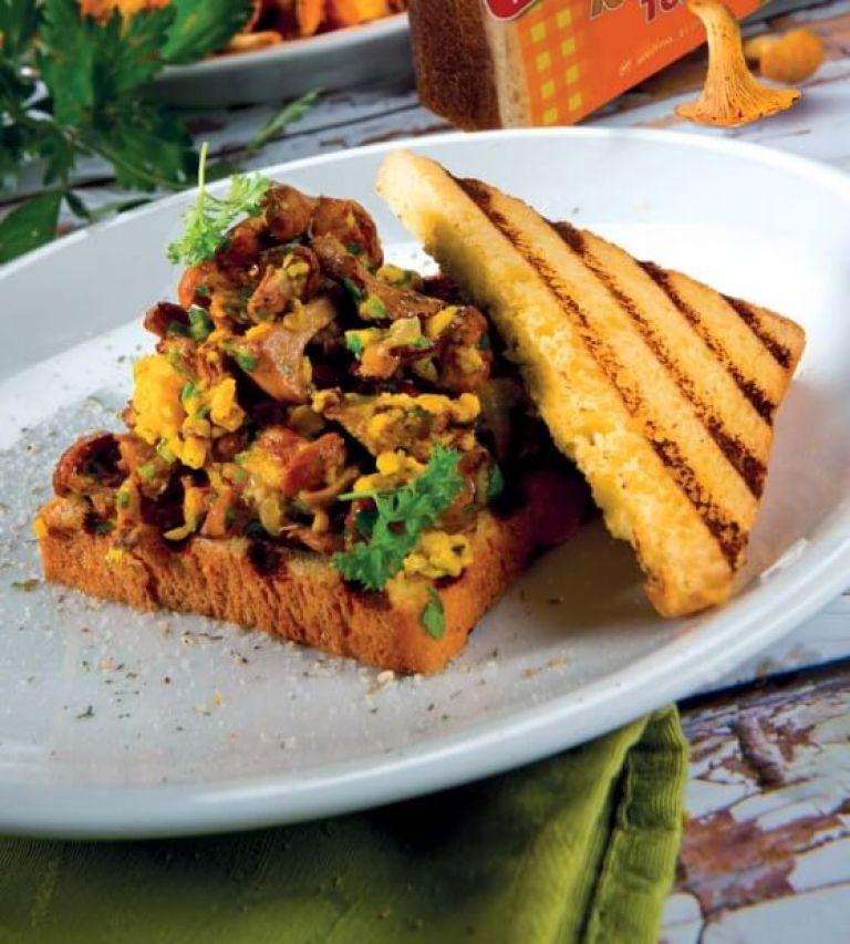 lisicke-z-umesanimi-jajci-v-koruznem-toastu_558x620_acf_cropped