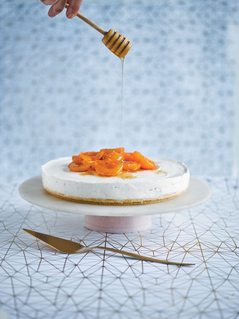 Cheesecake z jogurtom in pečenimi marelicami z medom