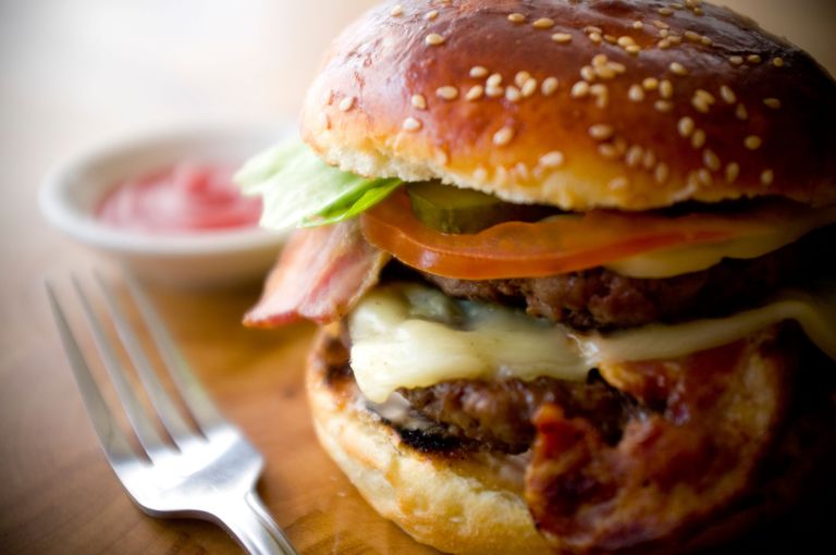 burger s slanino in sirom