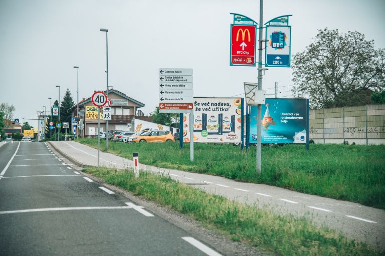 simbolična, reklamni-pano, jumbo-plakat, obcestni-pano, oglasni, oglasna-tabla