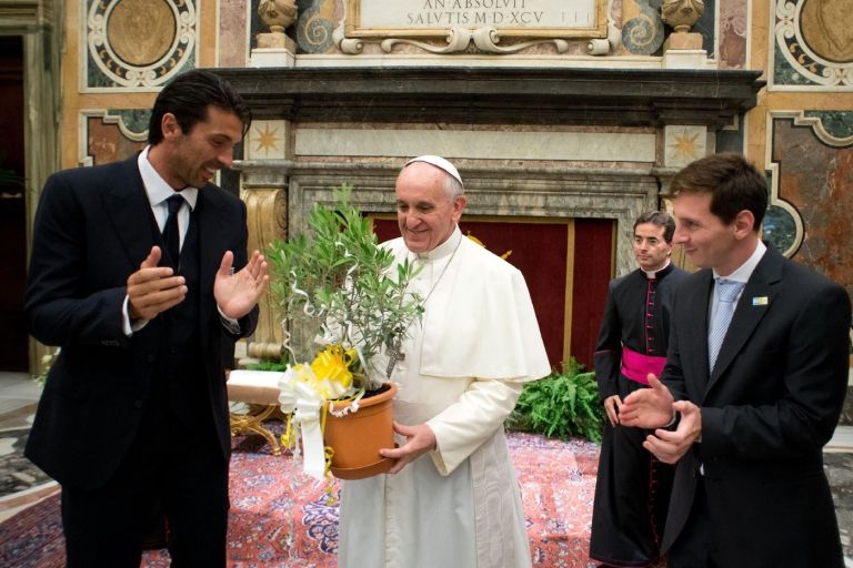 papež frančišek, gianluigi buffon, lionel messi.jpg