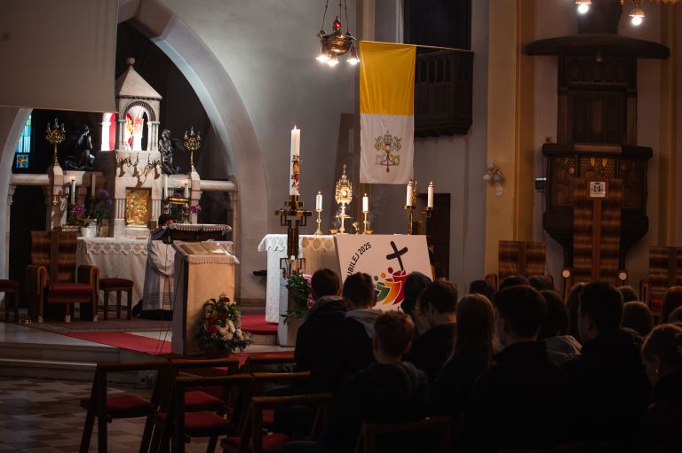 cerkev, maša-zadušnica, katoliška-cerkev-svetega-nikolaja