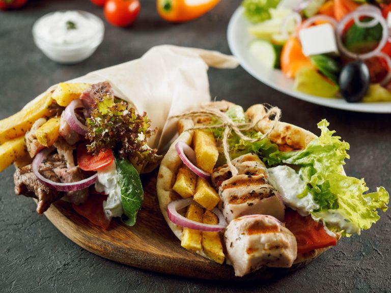 Gyros z ocvrtim krompirčkom