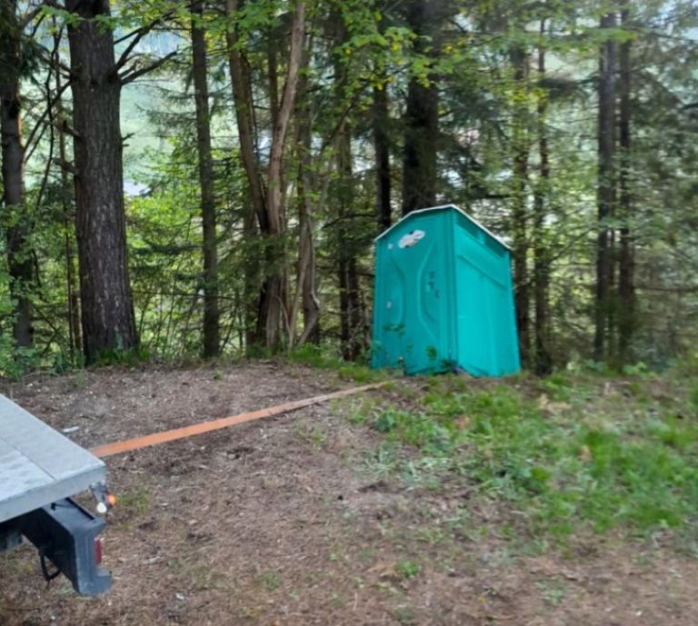 wc kabina, gozd, dolič, štrekna.jpg