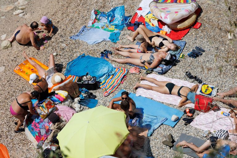 morje plaža turisti.jpg