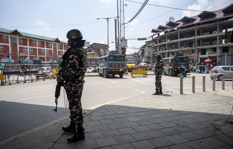 srinagar, patrulje, indijski vojak.jpg