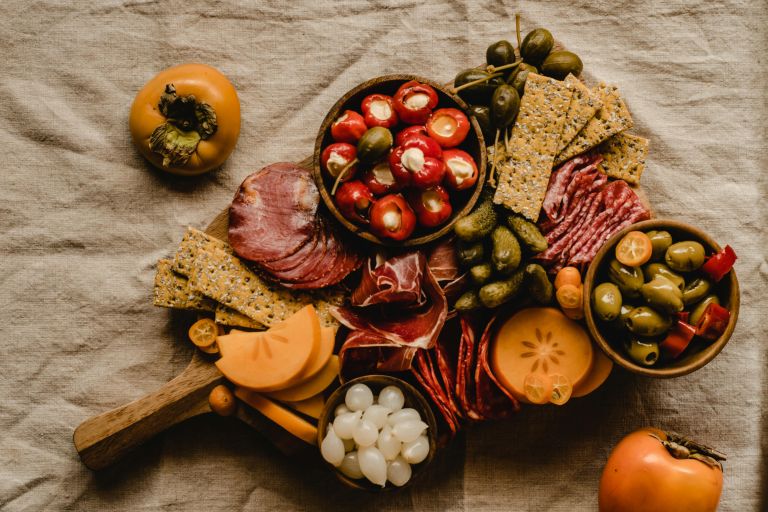 charcuterie-board, gurmanska-deska, deska, narezek