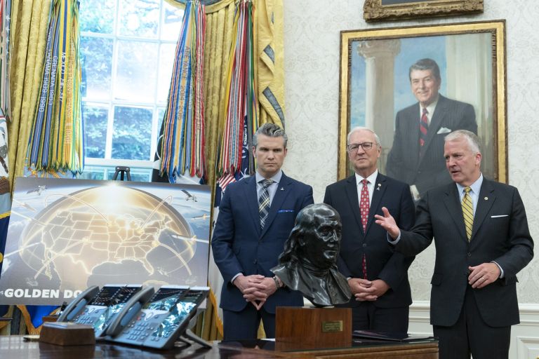 trump ščit.jpg