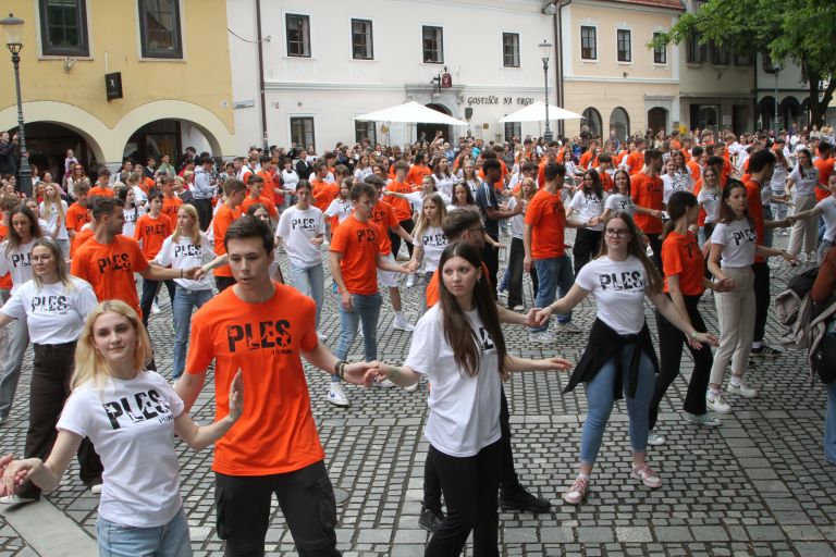 maturantska-cetvorka, novomeski-glavni-trg