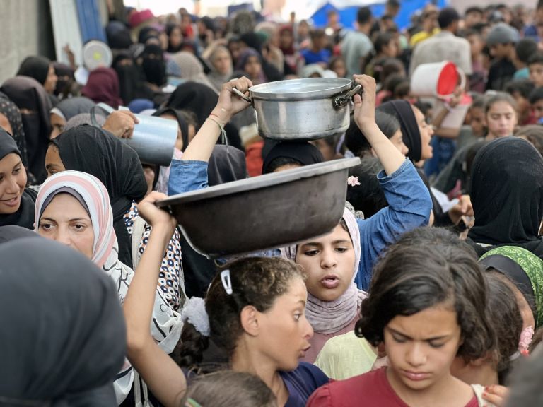 gaza ljudje pomoc.jpg